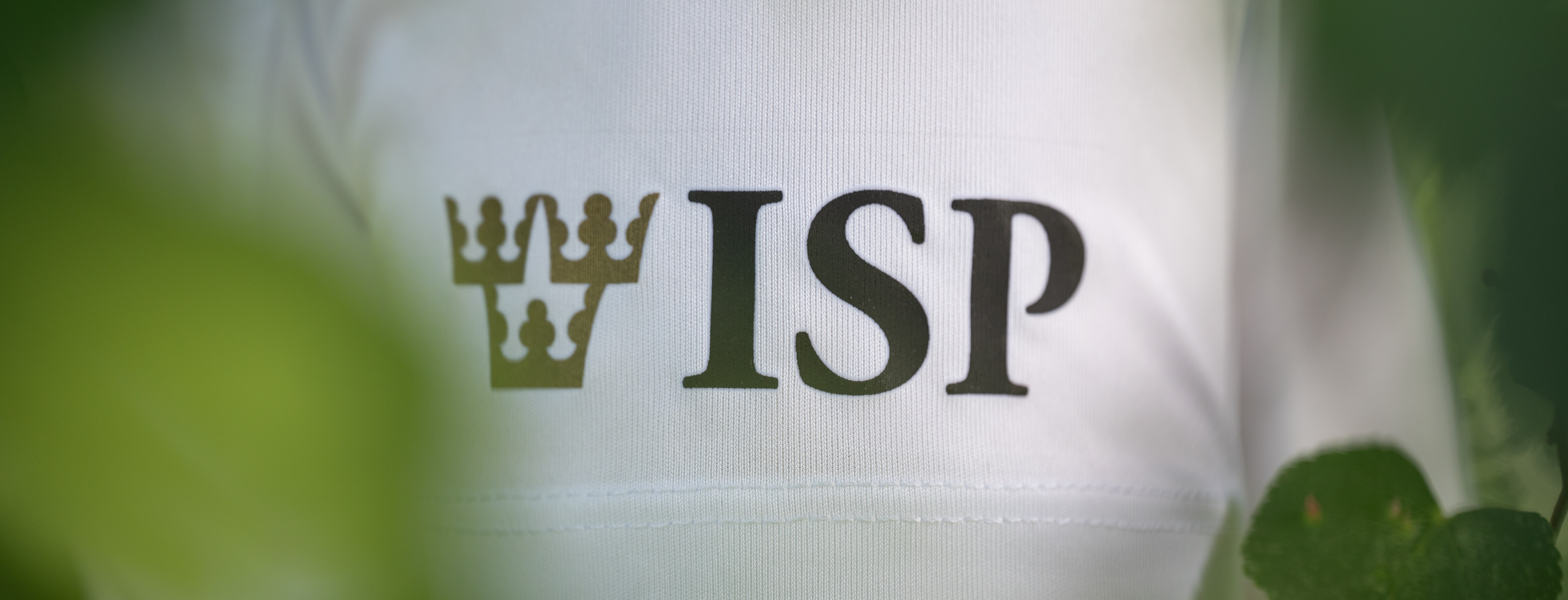 ISP-logotyp på vit tröja